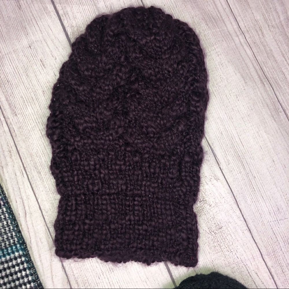 AE outfitters, merona beanie, plaid scarf - Picture 4 of 6
